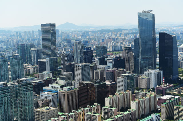 생명보험사들이 불완전 판매를 막기 위해 개선방안을 마련했다. /더팩트 DB