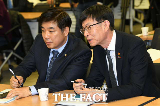 김병욱 더불어민주당 의원(왼쪽)과 대화 나누는 김상조 공정거래위원장