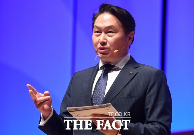 SK㈜는 5일 이사회를 열고 대표이사가 이사회 의장을 겸직하도록 한 정관내용을 변경하기로 했다. 이에 따라 최태원 회장은 SK㈜ 이사회 의장직에서 물러나게 됐다. /더팩트 DB