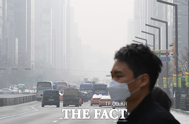 수도권에 닷새째 미세먼지 비상저감조치가 발령된 5일 오전 서울 강남구 강남대로 일대가 미세먼지의 영향으로 답답한 모습을 보이고 있다. /이동률 기자