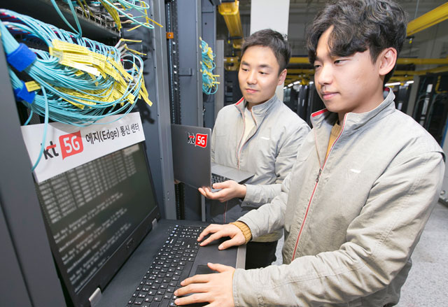 KT 직원들이 5G 에지 통신센터에서 5G 네트워크를 점검하고 있다. /KT 제공