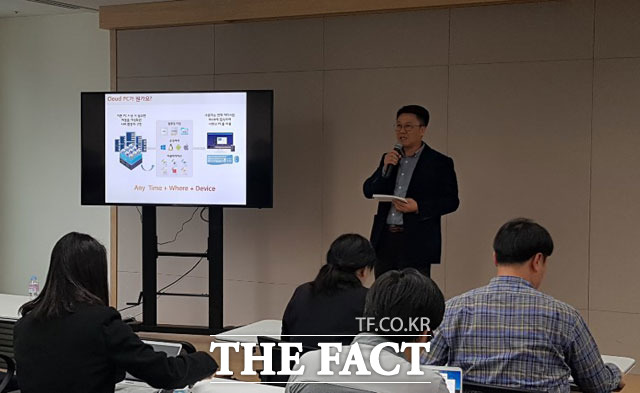 고영호 SK브로드밴드 성장트라이브장이 6일 오전 서울 중구 SK텔레콤 기자실에서 열린 SK브로드밴드 클라우드 PC 서비스 상용화 관련 간담회에 참석해 서비스를 설명하고 있다. /이성락 기자
