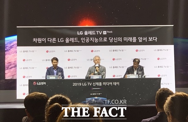LG전자 김상열 TV상품기획담당 전무, 권봉석 MC·HE사업본부장 사장, 손대기 한국HE마케팅담당(왼쪽부터)이 6일 LG TV 신제품 발표회에서 취재진의 질문에 답하고 있다. /마곡=서민지 기자