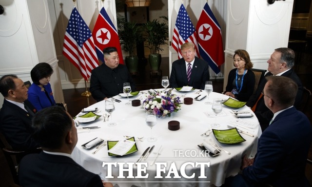 미국 외신들은 문재인 대통령과 미국정부가 이견을 보이고 있다고 보도했다. 도널드 트럼프 미국 대통령과 김정은 북한 국무위원장이 지난 27일 베트남 하노이 메트로폴 호텔에서 친교 만찬에 참석해 대화를 하고 있다. /하노이(베트남)=AP·뉴시스