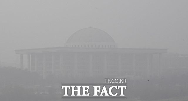 7일 전국이 대체로 맑겠으나 눈 또는 비 소식이 있겠고, 미세먼지 농도는 높을 것으로 예상된다. / 이동률 기자