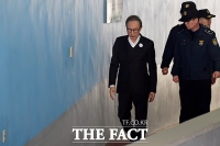  이명박 보석 허가…구속 349일 만에 석방