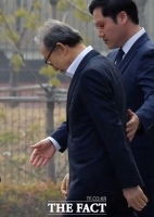 [TF포토] 구치소 나오며 고개 떨군 이명박 전 대통령