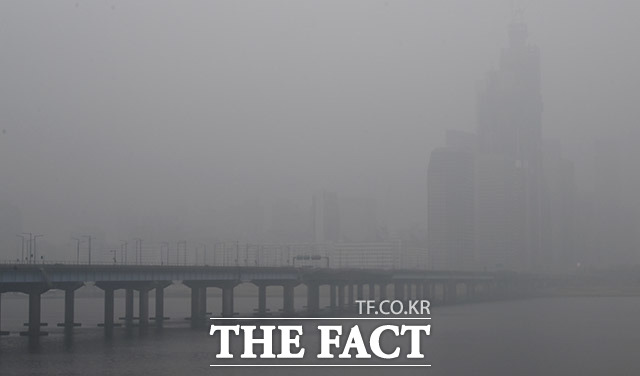 미세먼지 저감조치 경보가 5일 연속으로 이어진 이달 5일 서울 시내 일대가 미세먼지로 인해 뿌연모습을 보이고 있다. /이동률 기자