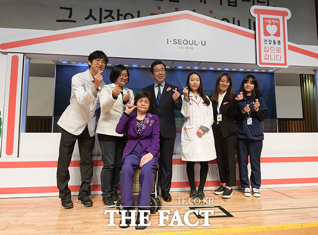 퍼포먼스 후 기념 사진을 찍는 박 시장과 건강돌봄팀