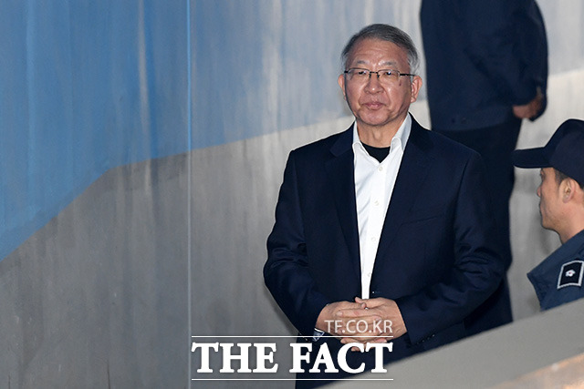 사법행정권 남용 혐의로 구속기소 된 양승태 전 대법원장이 지난달 26일 오후 서울 서초구 중앙지방법원에서 열린 보석심문기일에 출석하고 있다./남윤호 기자