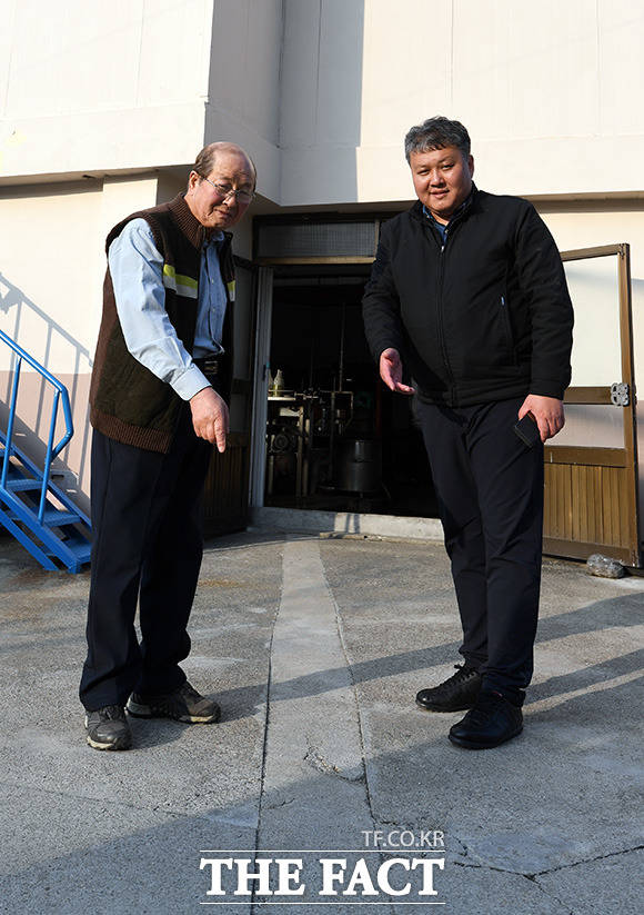 아버지 홍순영 씨와 아들 홍시표 대표가 제1공장에서 나온 지하수 관이 매설된 부분을 설명하고 있다.