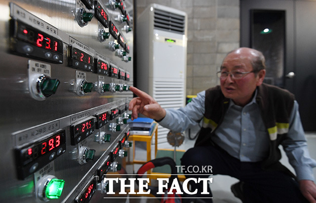 아버지 홍순영 씨가 자동 온도 제어 설비를 설명하고 있다.