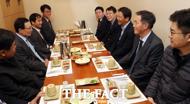 이해찬 민주당 대표가 7일 오후 서울 영등포구 여의도동의 한 식당에서 임종석 전 대통령 비서실장, 한병도 전 정무수석, 윤영찬 전 국민소통수석 등 청와대 1기 참모진과 만찬 회동을 가졌다. 이 대표가 임 전 실장 등 청와대 1기 참모진과 대화를 나누고 있다. /여의도=남윤호 기자