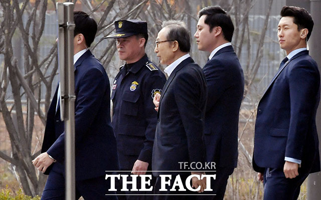 다스 자금을 횡령하고 삼성 등으로부터 뇌물을 받은 혐의로 1심에서 징역 15년을 선고받은 이명박 전 대통령(가운데)이 구속된 지 349일 만인 6일 서울 송파구 문정동 동부구치소에서 나오고 있다./이덕인 기자