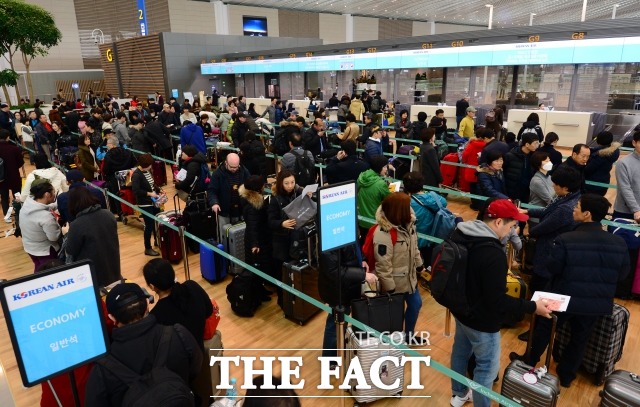해외로 나가는 출국자 수가 매달 최고치를 경신하고 있음에도 불구하고 여행사 실적은 하락세로 돌아섰다. 사진은 지난 설 연휴 출국자들로 붐비는 인천공항 출국장 모습. /더팩트 DB