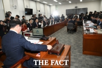 [TF포토] '5.18 망언 의원 제명!' 윤리특위서 항의 문구 놓고 신경전
