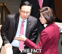 [TF포토] 홍영표와 대화 나누는 나경원