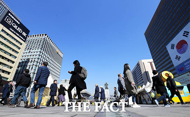 서울 미세먼지 농도가 보통 수준을 보인 8일 오전 서울 종로구 광화문광장에서 바라본 푸른 하늘 아래로 사람들이 걸어가고 있다. /이선화 기자