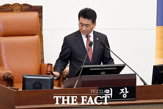 의사봉 두드리는 김생환 서울시의회 부의장