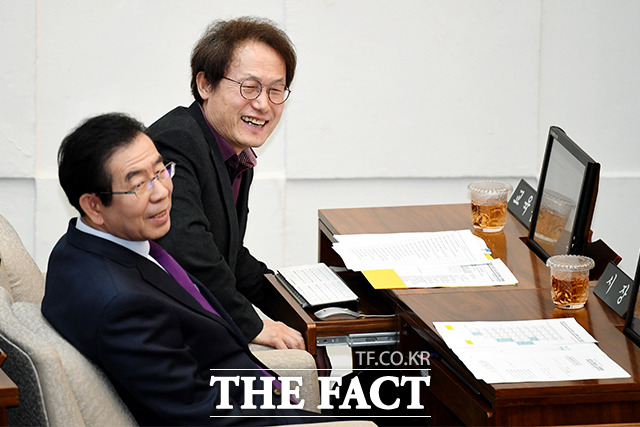 의원들 발표에 웃음짓는 박원순 서울시장(왼쪽)과 조희연 서울시교육감