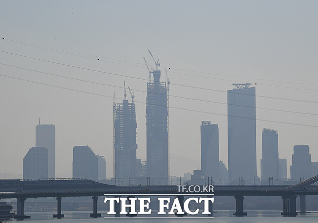 토요일인 9일은 전국 대부분 지역에서 미세먼지가 보통 수준을 회복하고 큰 일교차가 계속되겠다.