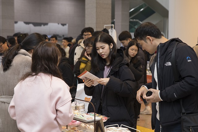 지난해 12월 열린 6회 네코제에서 관람객이 상품을 구입하고 있다. 이 행사는 오거돈 부산시장·김정욱 넥슨코리아 부사장 등 주요 관계자가 참석한 가운데 약 1만여 명의 관람객을 동원하며 막을 내렸다. /넥슨 제공