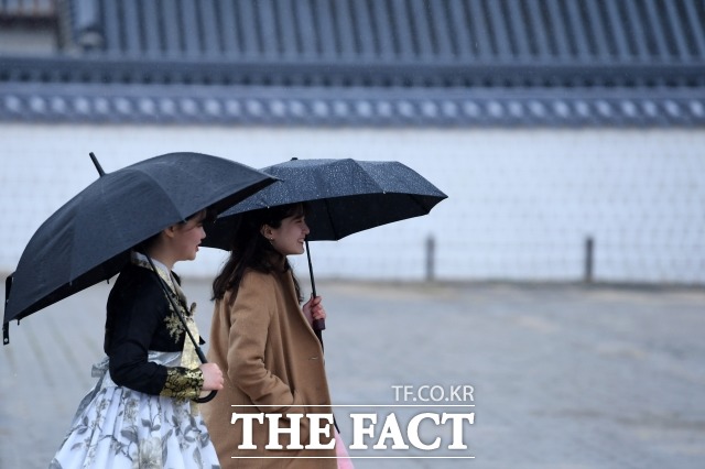 10일은 전국이 흐리고 비가 오겠다. 비는 오후부터 점차 그치겠지만 동해안은 11일까지 이어질 것으로 예상된다. /더팩트 DB