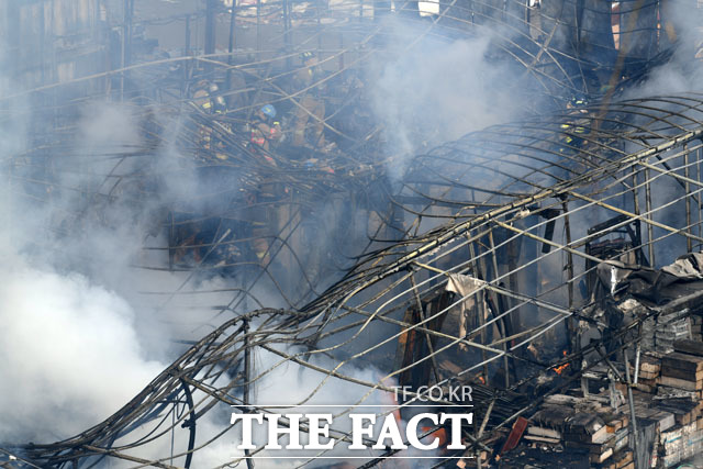 9일 오전 서울 강서구 개화동의 한 택배 창고에서 불이나 소방당국에서 진화 작업을 펼치고 있다./남윤호 기자