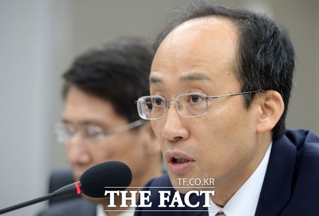 추경호 자유한국당 의원이 신용카드 소득공제 제도 3년 연장 법안을 발의한다. /더팩트 DB