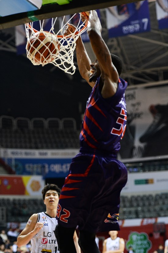 오는 12일(화) 오후 7시 30분에 고양체육관에서 열리는 2018-19시즌 남자프로농구(KBL) 고양오리온-인천전자랜드전을 대상으로 한 농구토토매치 16회차 투표율을 중간 집계한 결과, 참가자의 46.02%가 홈팀 고양오리온의 근소한 우세를 예상했다./ KBL 제공