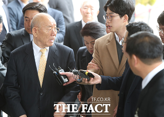 11일 오후 광주지법에 도착한 전두환 전 대통령이 발포 명령을 인정하느냐는 취재진의 질문에 이거 왜 이래?라고 답하고 있다.