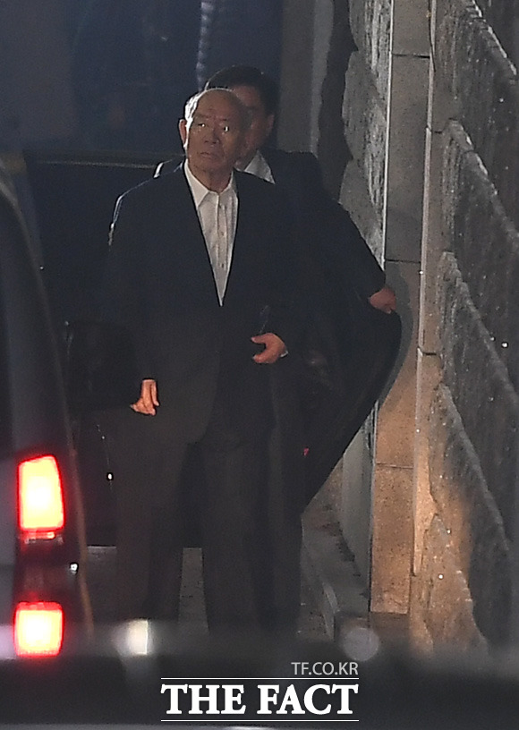 5·18 민주화운동 관련자의 명예를 훼손한 혐의로 기소된 전두환 전 대통령이 11일 오후 광주지방법원에 열린 재판을 마친 후 연희동 자택에 도착해 집으로 들어서고 있다. /임세준 기자
