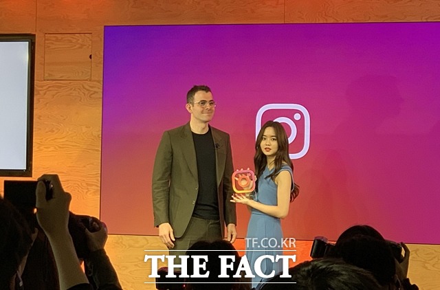 이날 행사에는 지난해 인스타그램에서 가장 많이 성장한 계정으로 선정된 배우 김소현이 참석했다. 모세리 대표(왼쪽)와 김소현이 기념 촬영을 하고 있다. /역삼동=서민지 기자
