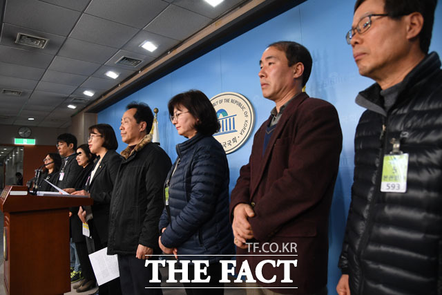 롯데상사는 쌀 공장 설립 및 생산제품 매입 약속을 이행하지 않아 피해를 봤다고 주장하고 있는 가나안RPC 김영미 대표를 서울남부지방검찰청에 11일 고발했다. 사진은 추혜선 정의당 의원과 롯데갑질피해자연합회 소속 업체 대표들이 지난 5일 국회에서 기자회견을 하고 있는 모습. /남윤호 기자