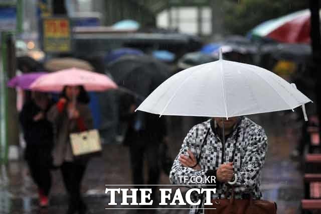 기상청에 따르면 오늘(12일) 내륙 곳곳으로 비 소식이 있겠으며 낮부터 기온이 떨어지면서 체감온도가 낮아지겠다. /더팩트 DB