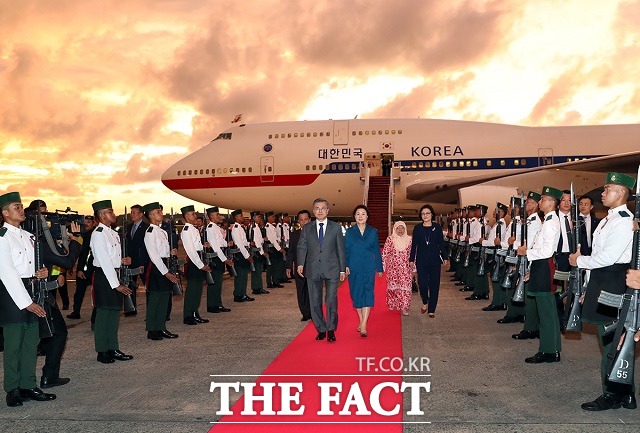 브루나이를 국빈방문한 문재인 대통령과 김정숙 여사가 10일 오후(현지시간) 브루나이 국제공항에 도착하고 있다. /청와대 제공