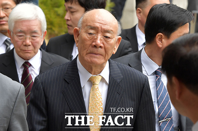 5·18 민주화운동 관련자의 명예를 훼손한 혐의로 기소된 전두환 전 대통령이 11일 오후 광주 동구 광주지방법원 에 도착해 법정으로 향하고 있다./광주=임세준 기자
