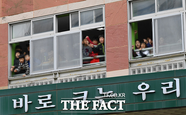 고(故) 조비오 신부 사자명예훼손혐의로 기소된 전두환 전 대통령이 11일 오후 광주광역시 동구 광주지방법원에 재판을 받기 위해 들어서자 인근초등학교 학생들이 전두환은 물러가라!고 외치고 있다.