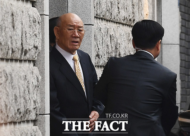 5·18 민주화운동 관련자의 명예를 훼손한 혐의로 기소된 전두환 전 대통령이 광주지법 재판에 출석하기 위해 11일 오전 서울 서대문구 연희동 자택을 나서고 있다. /이동률 기자