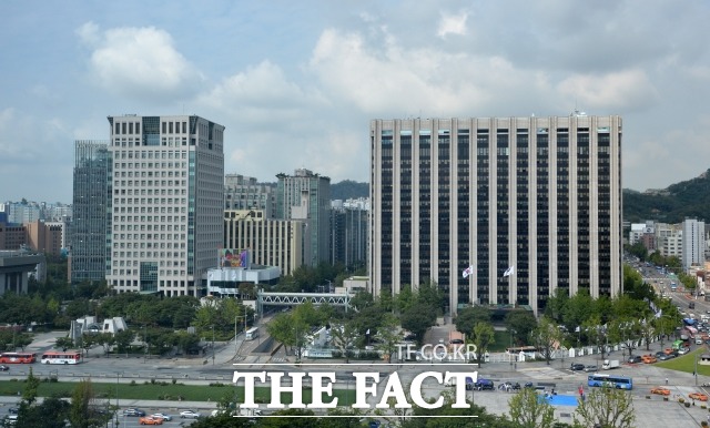 외교부는 북한 동창리 미사일 발사장 복구 상황에 대해 북 측이 현명한 판단을 통해 모두에게 도움이 되는 선택을 하길 바란다고 말했다. 정부종합청사와 외교부(왼쪽) 전경. /문병희 기자