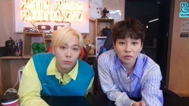 이홍기는 딘딘과 함께 진행한 V라이브 방송에서 자신을 둘러싼 의혹에 관해 직접 입을 열었다. /V라이브 방송 캡처