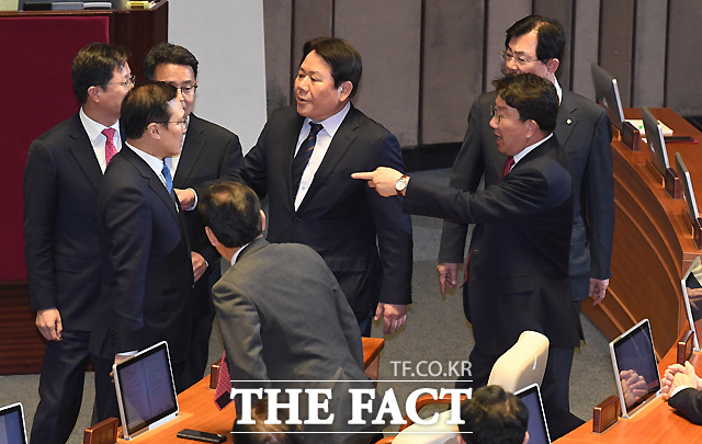 결국 대치하는 민주당과 한국당