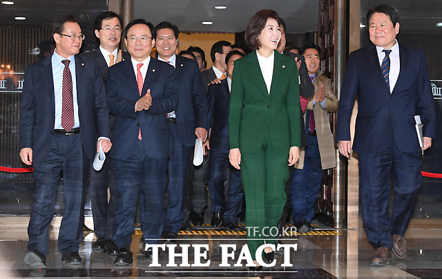 동료 의원들의 박수 받는 나 원내대표