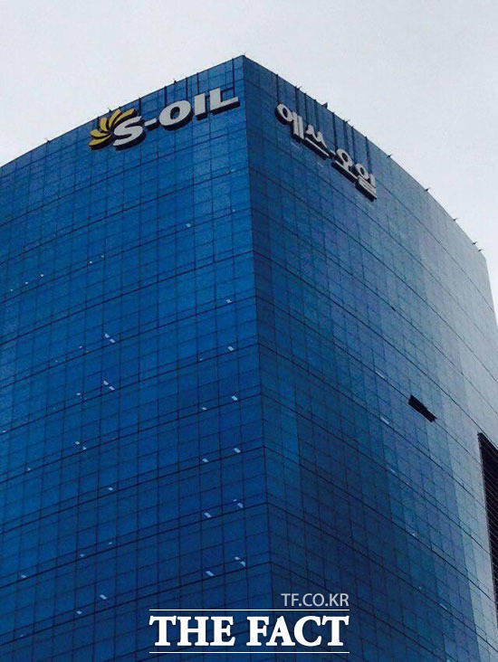 유안타증권은 12일 에쓰오일의 배당성향 약화에 따라 목표주가를 하향조정했다. /더팩트 DB