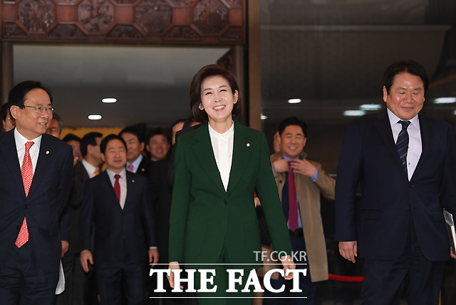 나경원 자유한국당 원내대표가 12일 교섭단체 대표 연설에서 대한민국 대통령이 김정은 수석대변인이라는 외신 보도를 인용한 발언으로 여당으로부터 강력한 항의를 받았다. 나 원내대표가 연설을 마친 뒤 본회의장을 나서며 웃고 있다. /국회=이새롬 기자