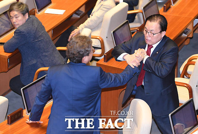 곳곳에서 한국당 의원과 민주당 의원이 강하게 대치했다. /이새롬 기자