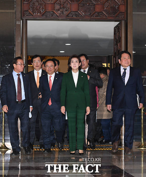 연설 마치고 퇴장하는 나 원내대표의 당당한 발걸음