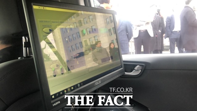 자율주행 자동차는 뒷좌석에 준비된 컴퓨터를 통해 자율주행 모드를 설정할 수 있었다. 관계자는 컴퓨터를 통해 차선 변경 등을 시도했다. /문혜현 기자