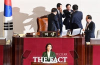 [TF포토] '문 대통령, 김정은 대변인' 나경원 발언에 폭발한 홍영표