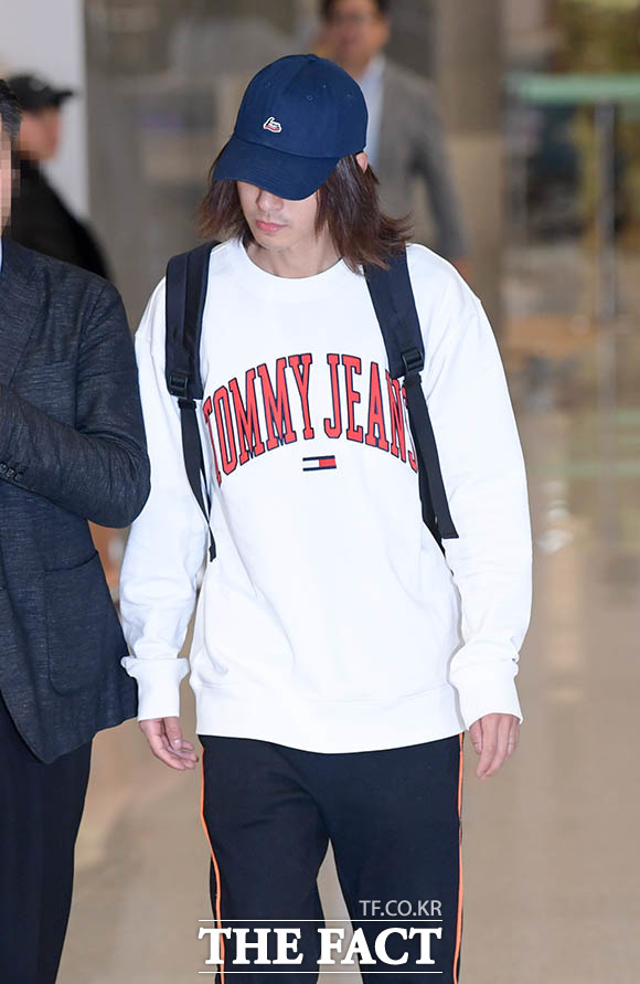 성관계 영상물을 불법 촬영하고 이를 카카오톡 채팅방에서 지인들과 공유한 의혹을 받고 있는 가수 정준영이 12일 오후 tvN 예능프로그램 현지에서 먹힐까 3 촬영 일정을 전면 중단하고 미국 로스앤젤레스에서 인천국제공항으로 입국하고 있다. /인천국제공항=김세정 기자